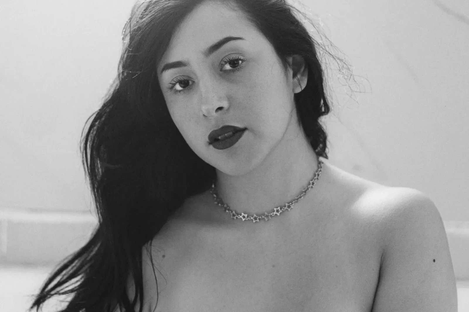 Retrato íntimo en blanco y negro de mujer en tina de baño, sesión boudoir artística CDMX